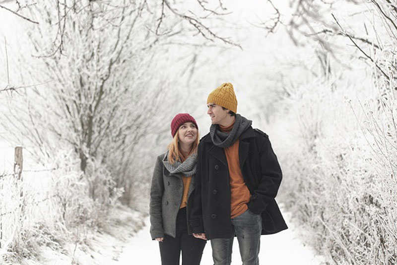 Kobieta i mężczyzna spacerujący zimą. 