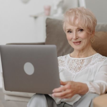 starsza kobieta z laptopem