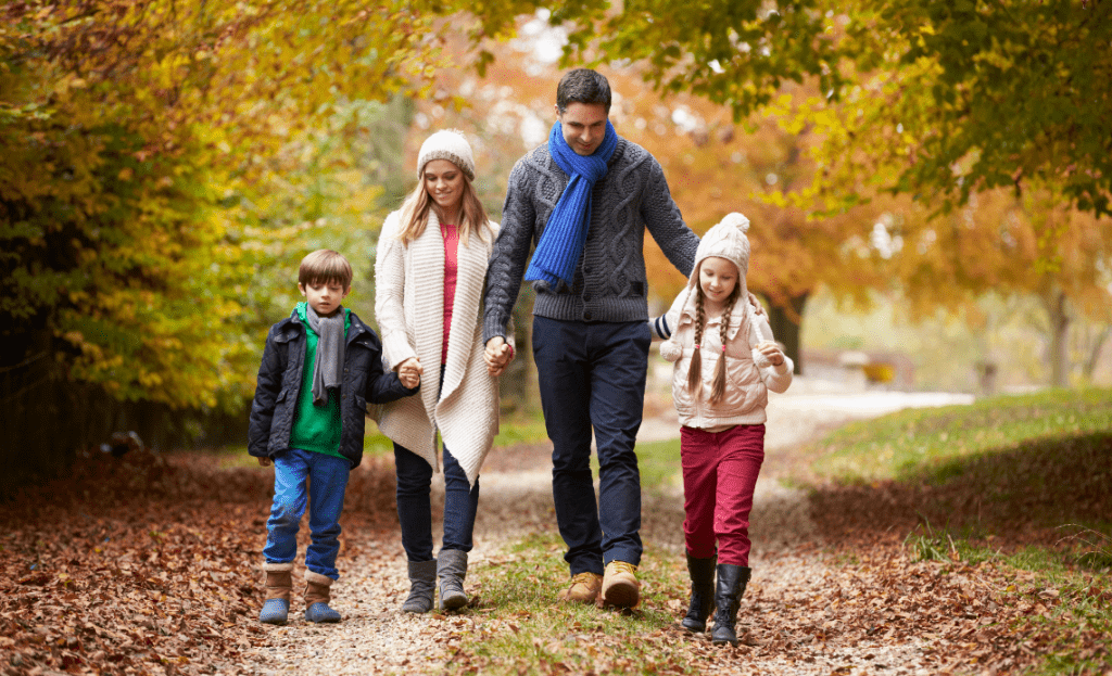 rodzina spacerująca w parku, syn, matka, ojciec, córka